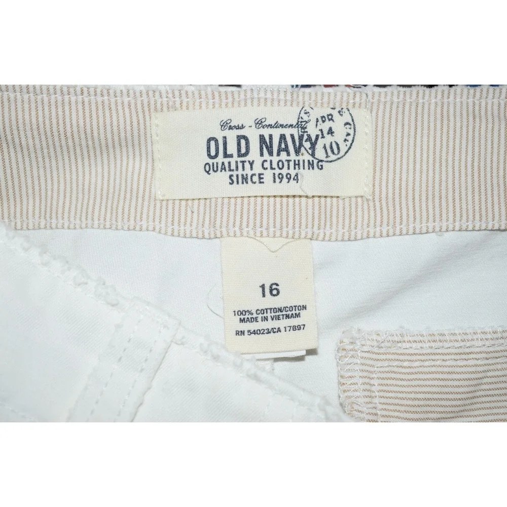 Old Navy Women 16 Shorts LOW‎ WAIST whiskered White Flat Front 5 1/2